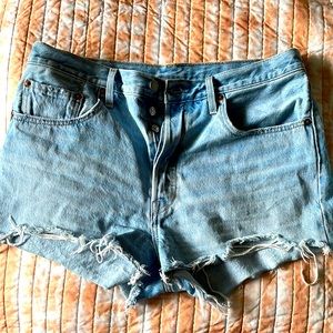 Levis slight hi waisted distressed denim